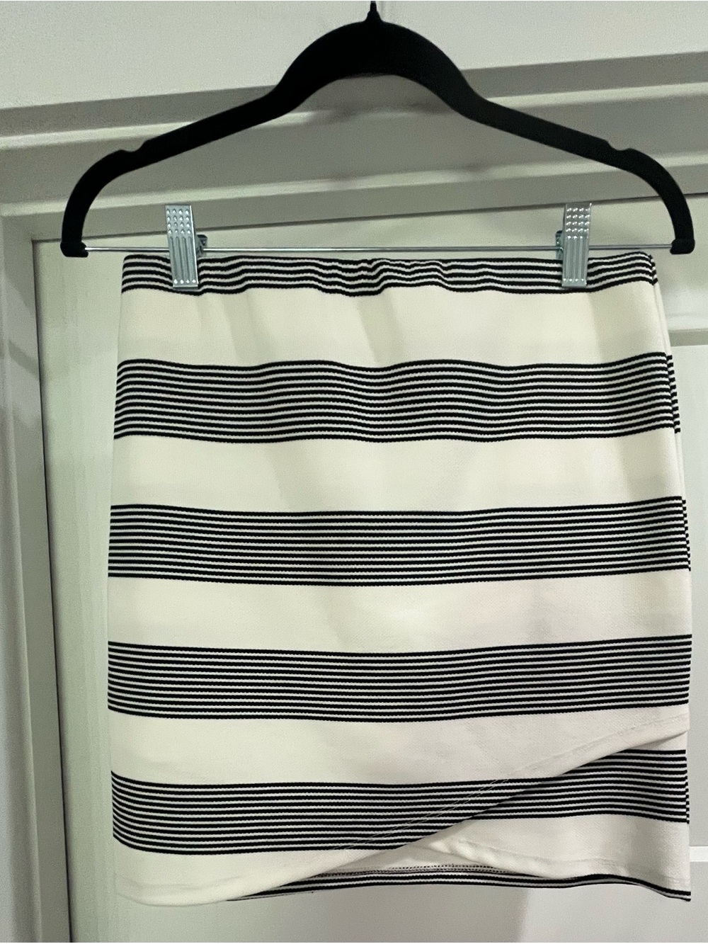 bishop + young Black and White Striped Pull-On Mini Skirt Size Small